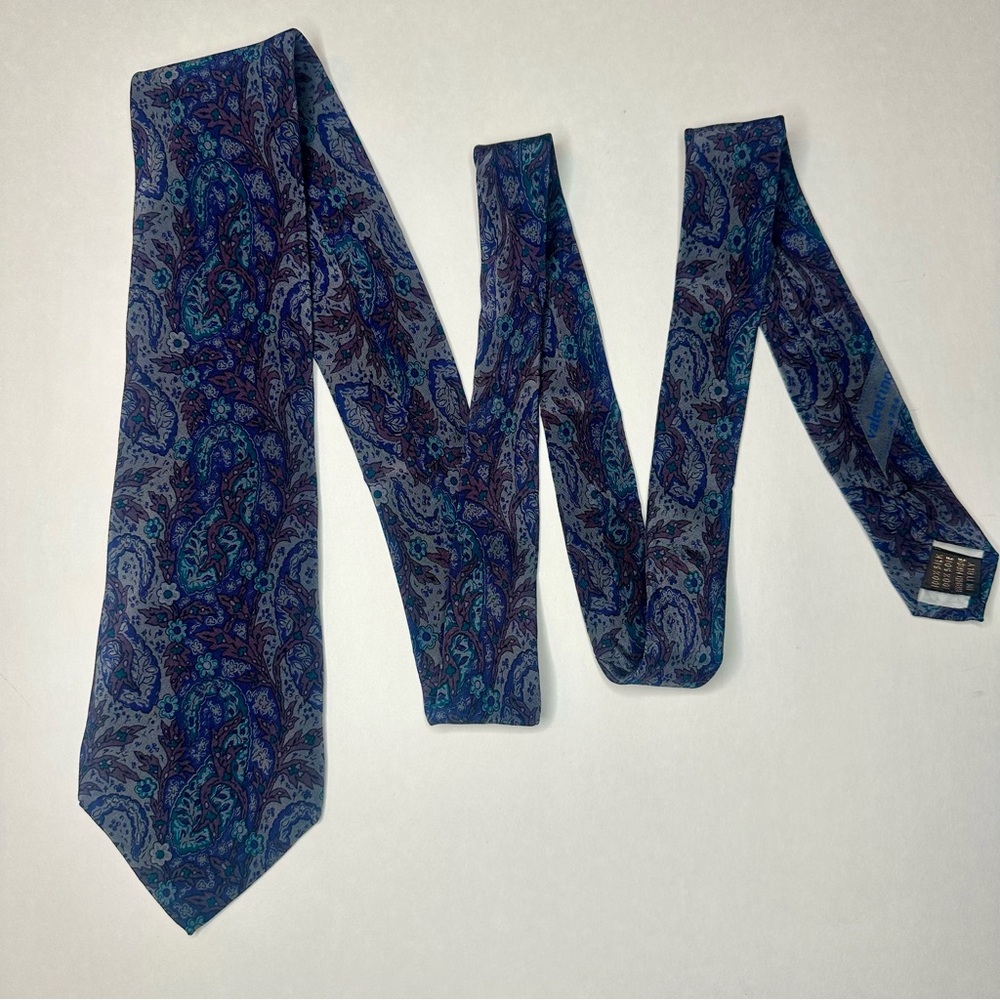 Vintage VALENTINO CRAVATTE Authentic Blue Purple Paisley Classic Silk Tie 3.25” - Picture 2 of 8